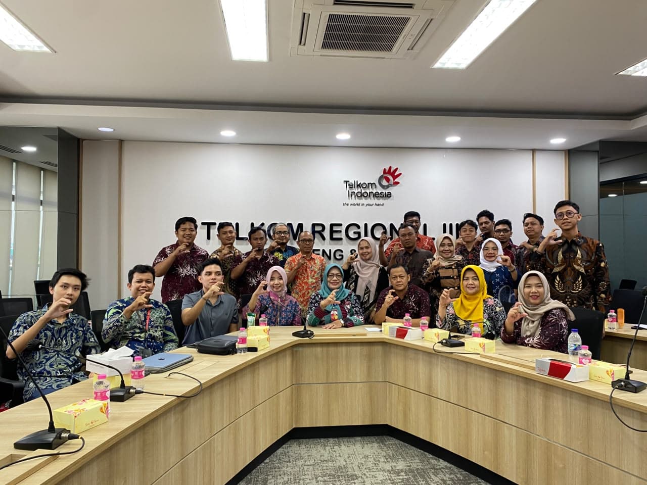 Group photo of Michael Wiryaseputra with Telkom Semarang and Diskominfo Kabupaten Tegal participants