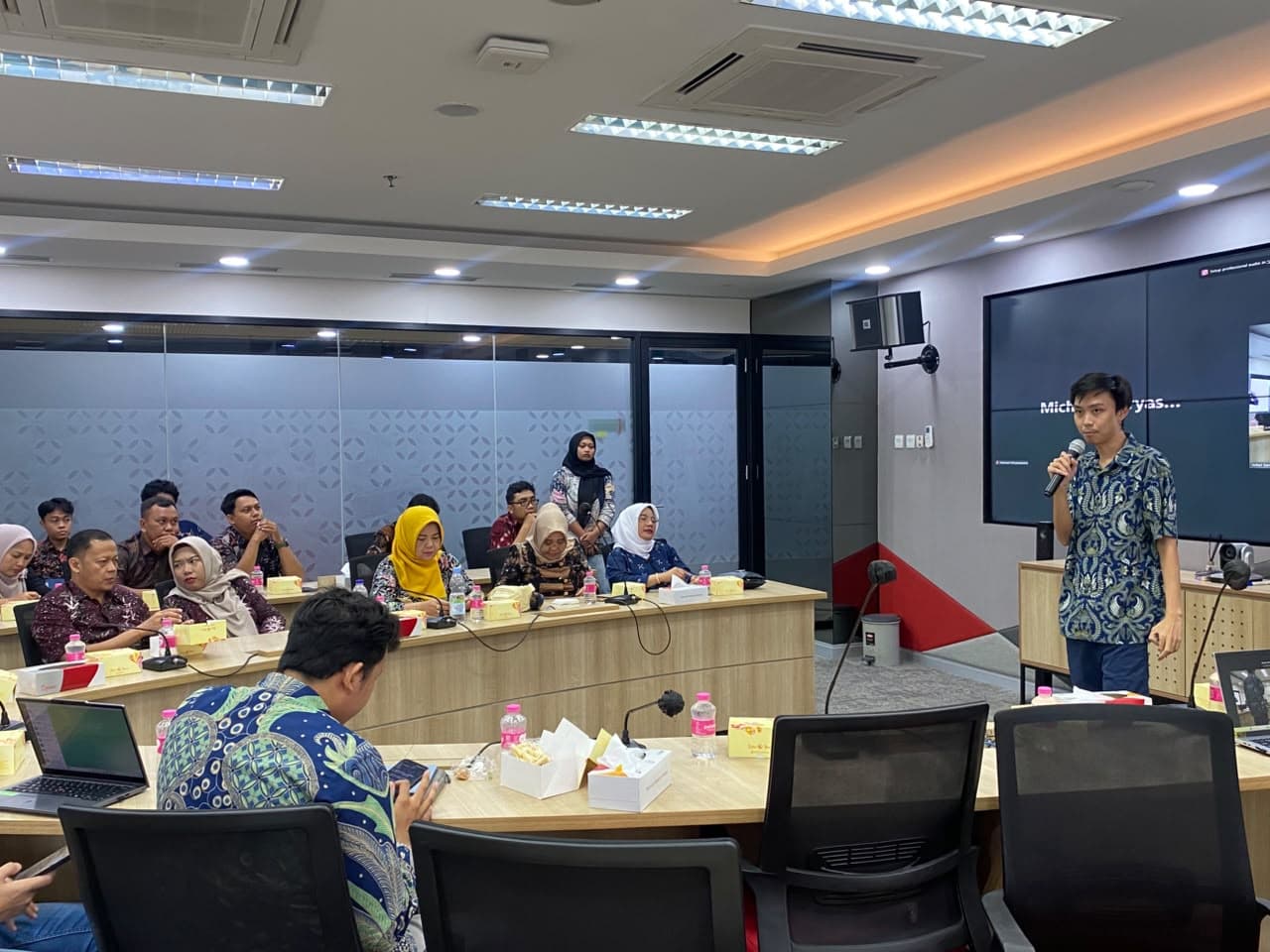 Michael Wiryaseputra presenting Introduction to AI to Diskominfo Kabupaten Tegal staff at Telkom Semarang