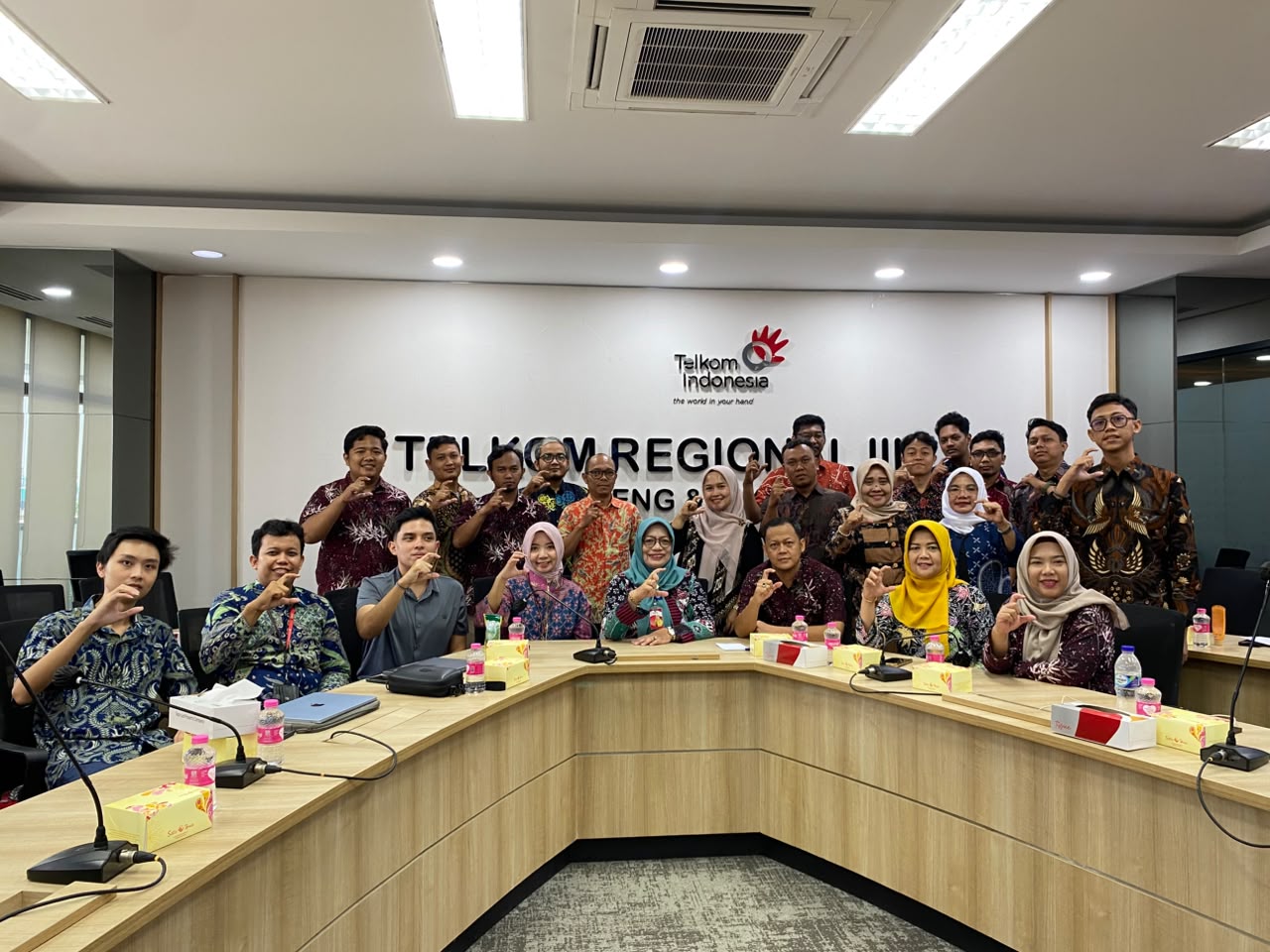 Foto bersama Michael Wiryaseputra dengan peserta pelatihan AI dari Diskominfo Kabupaten Tegal dan Telkom Semarang