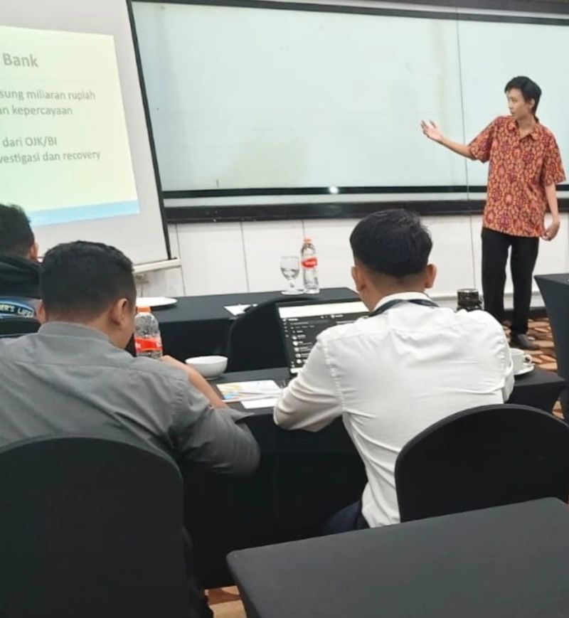 Michael Wiryaseputra memberikan pelatihan Agentic AI di depan peserta dari Bank Jateng, September 2025